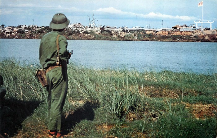 Bên kia sông Thạch Hãn, tháng 7-1973. Ảnh: Corbis.